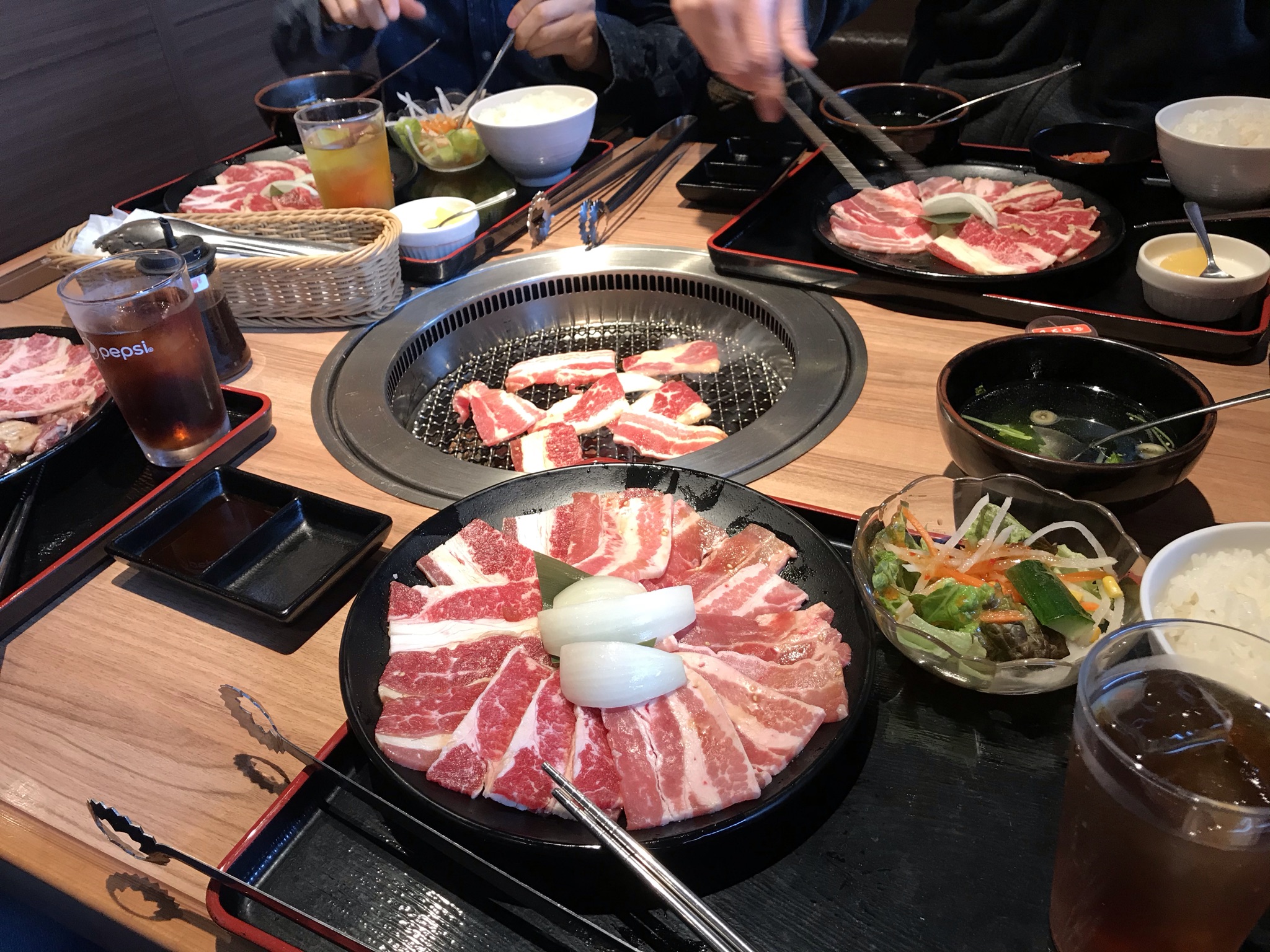 安楽亭でみんなで焼肉を楽しむ様子