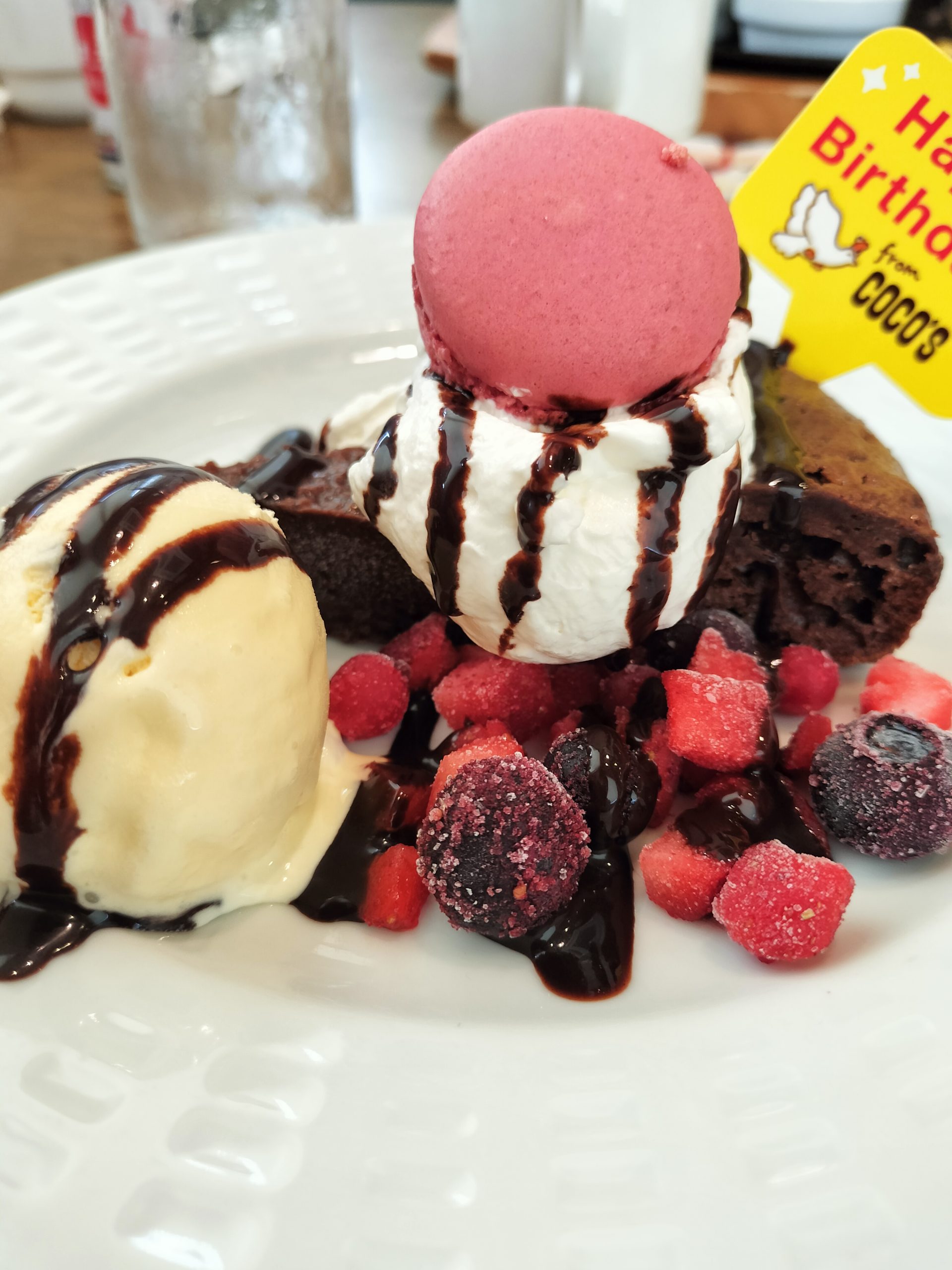 マカロンがのったガトーショコラ