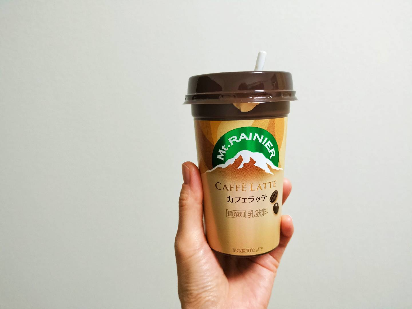 左手でマウントレーニアを持つ様子