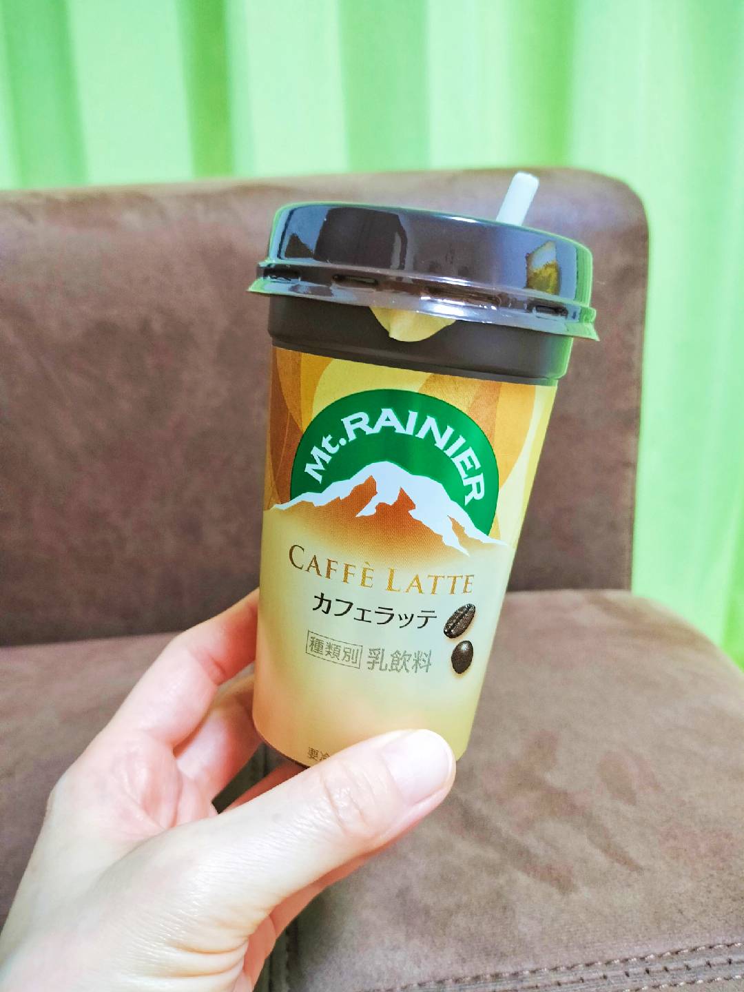 茶色のソファをバックにマウントレーニアを左手で持つ様子